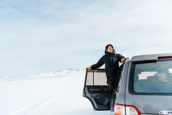 포토 JPG 주간 응시 남자 아시아 여행 겨울 자동차 아웃도어 한명 서기 웃음 풍경 상반신 20대 성인 야외 앞모습 여행객 설원 한국인 눈 잡기 몽골 구경 차문 성인남자한명만 겨울풍경 국내포토 자연요소 1 시선 계절 나라 육상교통 뷰포인트 모션 날씨 눈_날씨 표정 사람 동양인 청년 남자한명만 성인남자만 파일형식