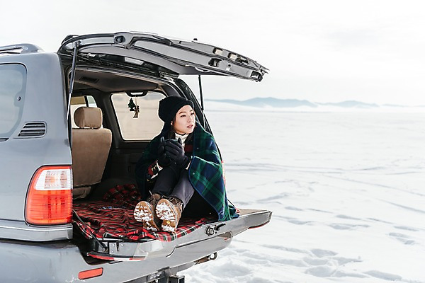 포토 JPG 주간 전신 응시 여자 아시아 커피 여행 겨울 자동차 휴식 아웃도어 한명 웃음 들기 앉기 20대 성인 야외 앞모습 여행객 설원 한국인 눈 담요 몽골 구경 자동차트렁크 성인여자한명만 국내포토 자연요소 1 시선 계절 나라 음료 육상교통 뷰포인트 컨셉 모션 날씨 눈_날씨 표정 사람 동양인 청년 여자한명만 성인여자만 파일형식