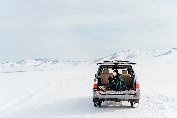 포토 JPG 주간 전신 응시 여자 아시아 커피 여행 겨울 자동차 아웃도어 한명 웃음 앉기 20대 성인 야외 옆모습 여행객 설원 한국인 눈 담요 몽골 구경 자동차트렁크 성인여자한명만 국내포토 자연요소 1 시선 계절 나라 음료 육상교통 뷰포인트 모션 날씨 눈_날씨 표정 사람 동양인 청년 여자한명만 성인여자만 파일형식