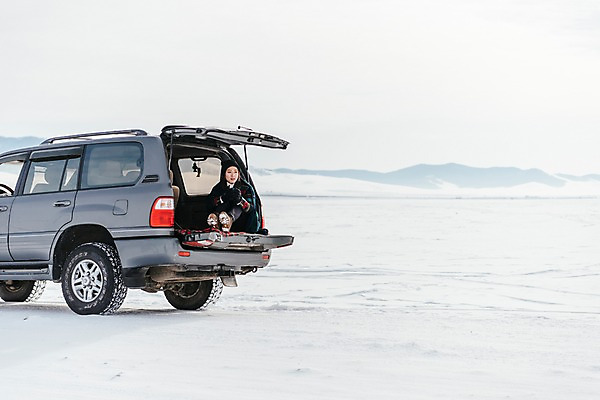 포토 JPG 주간 전신 응시 여자 아시아 커피 여행 겨울 자동차 아웃도어 한명 웃음 앉기 20대 성인 야외 앞모습 여행객 설원 한국인 눈 담요 몽골 구경 자동차트렁크 성인여자한명만 국내포토 자연요소 1 시선 계절 나라 음료 육상교통 뷰포인트 모션 날씨 눈_날씨 표정 사람 동양인 청년 여자한명만 성인여자만 파일형식