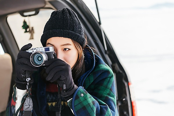 포토 JPG 주간 응시 여자 아시아 여행 겨울 자동차 아웃도어 한명 들기 앉기 상반신 20대 성인 야외 앞모습 여행객 카메라 설원 사진촬영 한국인 눈 담요 몽골 안식처 자동차트렁크 성인여자한명만 국내포토 자연요소 1 시선 계절 나라 육상교통 뷰포인트 모션 날씨 휴식 눈_날씨 사람 동양인 청년 전자제품 촬영 여자한명만 성인여자만 파일형식