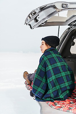 포토 JPG 주간 전신 응시 여자 아시아 여행 겨울 자동차 휴식 아웃도어 한명 앉기 20대 성인 야외 뒷모습 여행객 설원 한국인 눈 담요 몽골 구경 자동차트렁크 성인여자한명만 국내포토 자연요소 1 시선 계절 나라 육상교통 뷰포인트 컨셉 모션 날씨 눈_날씨 사람 동양인 청년 여자한명만 성인여자만 파일형식