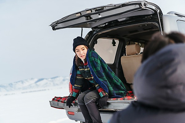 포토 JPG 주간 커플 여자 남자 아시아 여행 겨울 자동차 아웃도어 서기 웃음 앉기 상반신 20대 성인 야외 두명 앞모습 뒷모습 아웃포커스 여행객 설원 사진촬영 한국인 눈 담요 몽골 자동차트렁크 성인만 국내포토 자연요소 계절 나라 육상교통 뷰포인트 관계 모션 날씨 눈_날씨 촬영기법 표정 사람 동양인 청년 촬영 파일형식