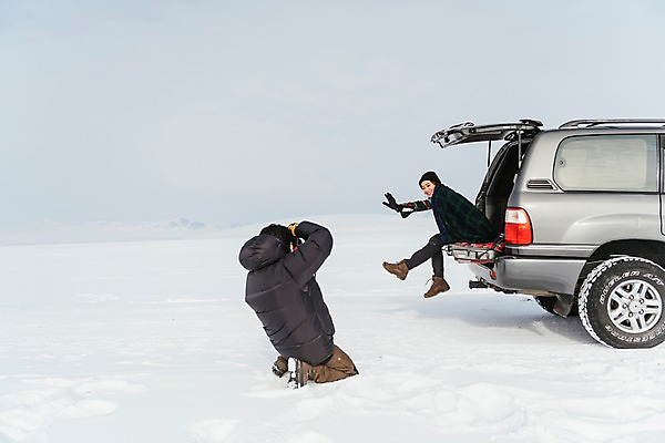 포토 JPG 주간 전신 커플 여자 남자 아시아 여행 겨울 자동차 아웃도어 웃음 앉기 20대 성인 야외 두명 옆모습 뒷모습 여행객 카메라 설원 사진촬영 다정 한국인 눈 담요 몽골 자동차트렁크 성인만 국내포토 자연요소 계절 나라 육상교통 뷰포인트 컨셉 관계 모션 날씨 눈_날씨 표정 사람 동양인 청년 전자제품 촬영 파일형식