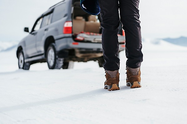 포토 JPG 주간 아시아 여행 겨울 자동차 아웃도어 서기 20대 야외 아웃포커스 신체부위 여행객 설원 하반신 눈 다리 몽골 국내포토 자연요소 계절 나라 육상교통 모션 날씨 눈_날씨 촬영기법 사람 청년 파일형식