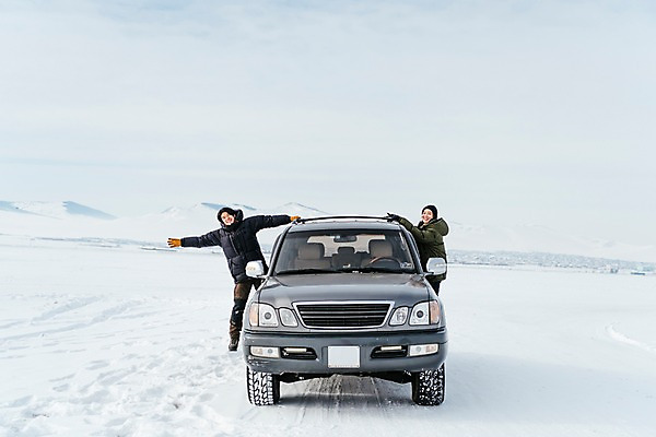 포토 JPG 주간 전신 커플 여자 남자 아시아 여행 겨울 자동차 매달리기 아웃도어 서기 웃음 상반신 20대 성인 야외 두명 앞모습 옆모습 여행객 설원 한국인 눈 몽골 성인만 국내포토 자연요소 계절 나라 육상교통 뷰포인트 관계 모션 날씨 눈_날씨 표정 사람 동양인 청년 파일형식