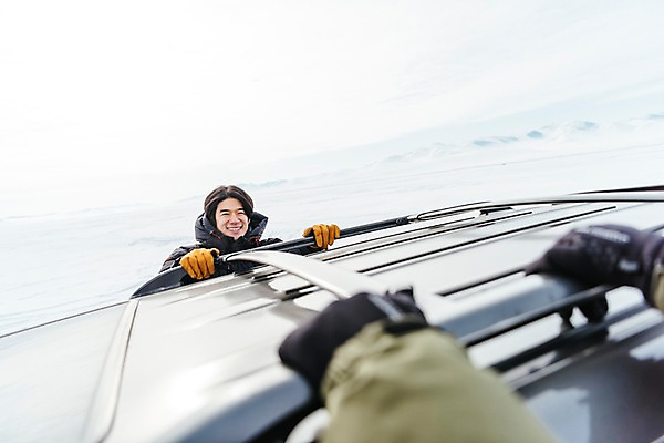 포토 JPG 주간 손 남자 아시아 여행 겨울 자동차 아웃도어 한명 서기 웃음 상반신 20대 성인 야외 앞모습 아웃포커스 신체부위 여행객 설원 한국인 눈 잡기 몽골 성인남자한명만 국내포토 자연요소 1 계절 나라 육상교통 뷰포인트 모션 날씨 눈_날씨 촬영기법 표정 사람 동양인 청년 남자한명만 성인남자만 파일형식