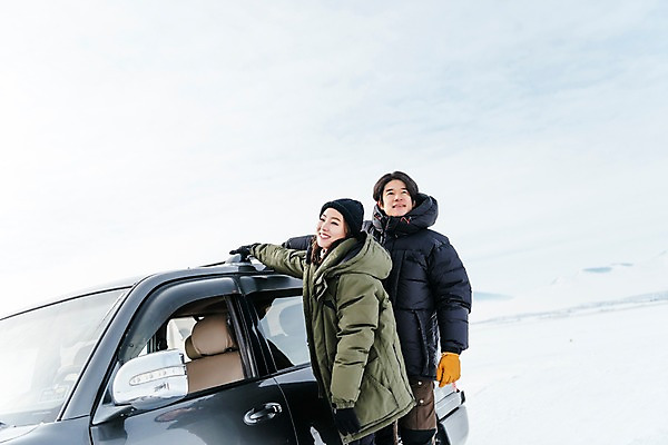 포토 JPG 주간 커플 여자 남자 아시아 여행 겨울 자동차 아웃도어 서기 웃음 상반신 20대 성인 야외 두명 앞모습 옆모습 여행객 설원 한국인 눈 잡기 몽골 성인만 국내포토 자연요소 계절 나라 육상교통 뷰포인트 관계 모션 날씨 눈_날씨 표정 사람 동양인 청년 파일형식