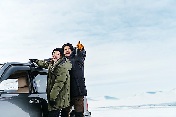 포토 JPG 주간 커플 응시 여자 남자 아시아 여행 겨울 자동차 아웃도어 서기 웃음 상반신 20대 성인 야외 두명 옆모습 여행객 설원 한국인 눈 가리킴 잡기 몽골 성인만 국내포토 자연요소 시선 계절 나라 육상교통 뷰포인트 관계 모션 날씨 눈_날씨 표정 사람 동양인 손짓 청년 파일형식
