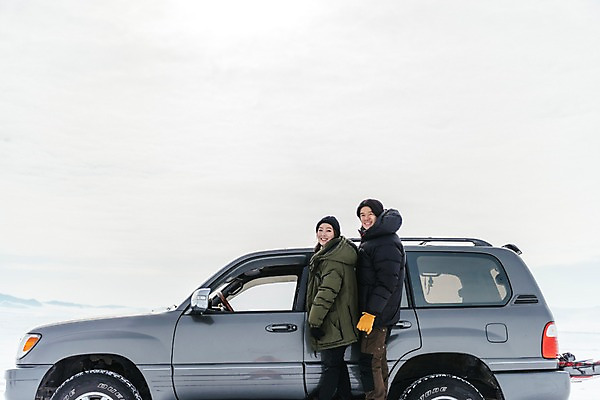 포토 JPG 주간 커플 여자 남자 아시아 여행 겨울 자동차 아웃도어 서기 웃음 상반신 20대 성인 야외 두명 옆모습 여행객 설원 한국인 눈 잡기 몽골 성인만 국내포토 자연요소 계절 나라 육상교통 뷰포인트 관계 모션 날씨 눈_날씨 표정 사람 동양인 청년 파일형식