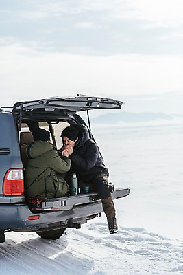 포토 JPG 주간 전신 커플 응시 여자 남자 아시아 여행 겨울 자동차 아웃도어 앉기 상반신 20대 성인 야외 두명 옆모습 뒷모습 여행객 설원 손잡기 다정 한국인 눈 몽골 자동차트렁크 성인만 국내포토 자연요소 시선 계절 나라 육상교통 뷰포인트 컨셉 관계 모션 날씨 눈_날씨 사람 동양인 청년 파일형식