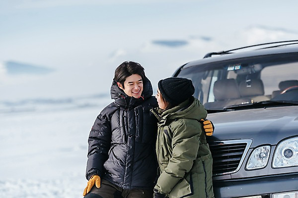포토 JPG 주간 커플 응시 여자 남자 아시아 여행 겨울 안기 자동차 아웃도어 서기 웃음 상반신 20대 성인 야외 두명 앞모습 옆모습 아웃포커스 여행객 설원 기댐 한국인 눈 몽골 성인만 국내포토 자연요소 시선 계절 나라 육상교통 뷰포인트 관계 모션 날씨 눈_날씨 촬영기법 표정 사람 동양인 청년 파일형식