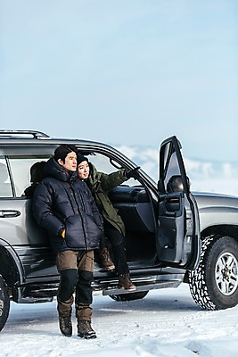 포토 JPG 주간 전신 커플 응시 여자 남자 아시아 여행 겨울 자동차 아웃도어 서기 웃음 앉기 20대 성인 야외 두명 앞모습 여행객 설원 기댐 한국인 눈 가리킴 몽골 성인만 국내포토 자연요소 시선 계절 나라 육상교통 뷰포인트 관계 모션 날씨 눈_날씨 표정 사람 동양인 손짓 청년 파일형식