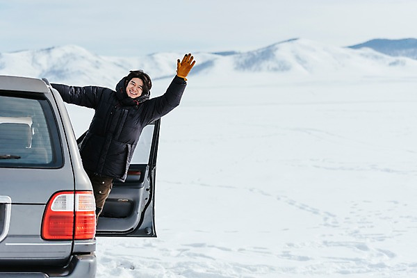포토 JPG 주간 여자 아시아 여행 겨울 자동차 아웃도어 한명 서기 웃음 상반신 20대 성인 야외 앞모습 아웃포커스 여행객 설원 한국인 눈 인사 잡기 몽골 차문 성인여자한명만 국내포토 자연요소 1 계절 나라 육상교통 뷰포인트 모션 날씨 눈_날씨 촬영기법 표정 사람 동양인 청년 예절 여자한명만 성인여자만 파일형식