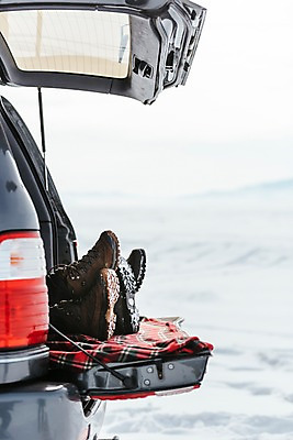 포토 JPG 주간 아시아 여행 겨울 자동차 아웃도어 20대 야외 신체부위 여행객 설원 하반신 눈 다리 몽골 자동차트렁크 국내포토 자연요소 계절 나라 육상교통 날씨 눈_날씨 사람 청년 파일형식