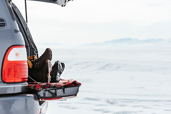 포토 JPG 주간 아시아 여행 겨울 발 자동차 아웃도어 20대 야외 신체부위 여행객 설원 하반신 눈 다리 몽골 자동차트렁크 국내포토 자연요소 계절 나라 육상교통 날씨 눈_날씨 사람 청년 파일형식