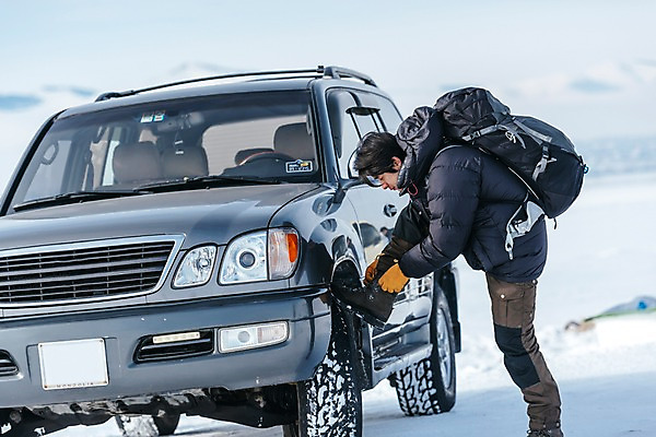 포토 JPG 주간 응시 남자 아시아 여행 신발 겨울 자동차 아웃도어 한명 서기 상반신 20대 성인 야외 옆모습 아웃포커스 여행객 설원 한국인 눈 몽골 신발끈 신발끈묶기 성인남자한명만 국내포토 자연요소 1 시선 계절 나라 육상교통 뷰포인트 모션 촬영기법 사람 동양인 청년 묶기 남자한명만 성인남자만 파일형식