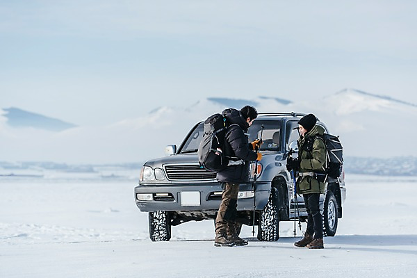 포토 JPG 주간 전신 커플 응시 여자 남자 아시아 여행 겨울 자동차 아웃도어 서기 들기 20대 성인 야외 두명 옆모습 여행객 설원 장비 한국인 눈 몽골 성인만 국내포토 자연요소 시선 계절 나라 육상교통 뷰포인트 관계 모션 날씨 눈_날씨 사람 동양인 청년 파일형식