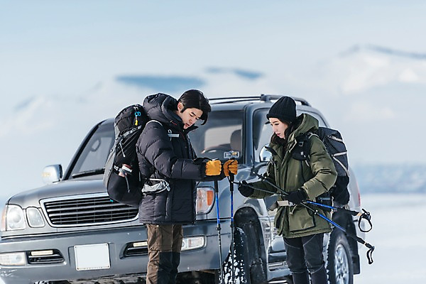 포토 JPG 주간 커플 응시 여자 남자 아시아 여행 겨울 자동차 아웃도어 서기 들기 상반신 20대 성인 야외 두명 옆모습 아웃포커스 여행객 설원 장비 한국인 눈 몽골 성인만 국내포토 자연요소 시선 계절 나라 육상교통 뷰포인트 관계 모션 날씨 눈_날씨 촬영기법 사람 동양인 청년 파일형식