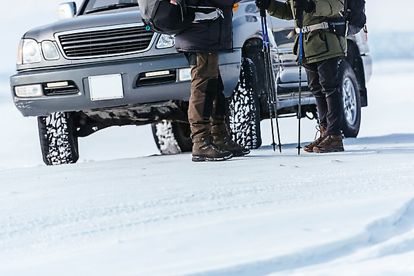 포토 JPG 주간 아시아 여행 겨울 자동차 아웃도어 서기 20대 야외 옆모습 신체부위 여행객 설원 하반신 눈 다리 몽골 국내포토 자연요소 계절 나라 육상교통 뷰포인트 모션 날씨 눈_날씨 사람 청년 파일형식