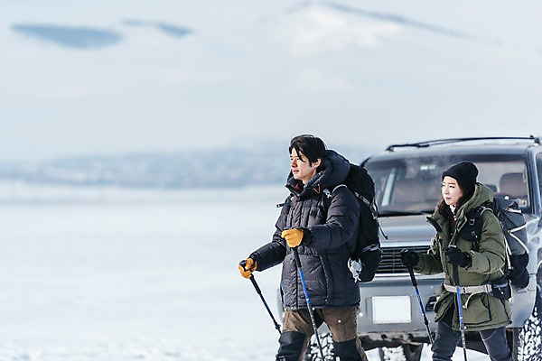 포토 JPG 주간 커플 응시 여자 남자 아시아 여행 겨울 자동차 아웃도어 들기 상반신 20대 성인 야외 두명 옆모습 아웃포커스 여행객 걷기 설원 트래킹 장비 한국인 눈 몽골 성인만 국내포토 자연요소 시선 계절 나라 육상교통 뷰포인트 관계 모션 레저 날씨 눈_날씨 촬영기법 사람 동양인 청년 파일형식