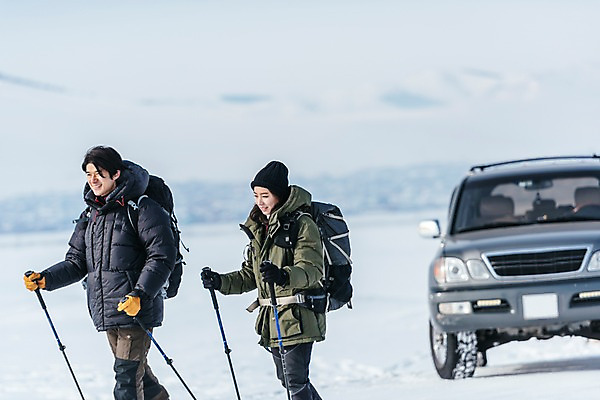 포토 JPG 주간 커플 응시 여자 남자 아시아 여행 겨울 자동차 아웃도어 들기 상반신 20대 성인 야외 두명 옆모습 여행객 걷기 설원 트래킹 장비 한국인 눈 몽골 성인만 국내포토 자연요소 시선 계절 나라 육상교통 뷰포인트 관계 모션 레저 날씨 눈_날씨 사람 동양인 청년 파일형식