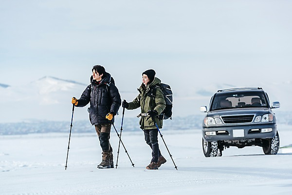 포토 JPG 주간 전신 커플 응시 여자 남자 아시아 여행 겨울 배낭 자동차 산 아웃도어 서기 들기 20대 성인 야외 두명 옆모습 아웃포커스 여행객 걷기 설원 트래킹 장비 한국인 눈 잡기 몽골 등산스틱 성인만 국내포토 자연요소 시선 계절 나라 육상교통 뷰포인트 가방 관계 모션 레저 날씨 눈_날씨 촬영기법 사람 동양인 청년 등산용품 파일형식