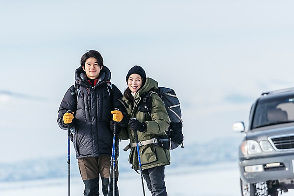 포토 JPG 주간 커플 응시 여자 남자 아시아 여행 겨울 자동차 아웃도어 들기 상반신 20대 성인 야외 두명 앞모습 여행객 걷기 설원 트래킹 장비 한국인 눈 몽골 성인만 국내포토 자연요소 시선 계절 나라 육상교통 뷰포인트 관계 모션 레저 날씨 눈_날씨 사람 동양인 청년 파일형식
