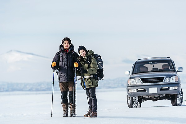 포토 JPG 주간 전신 커플 응시 여자 남자 아시아 여행 겨울 자동차 아웃도어 서기 들기 20대 성인 야외 두명 앞모습 옆모습 여행객 설원 트래킹 장비 한국인 눈 몽골 성인만 국내포토 자연요소 시선 계절 나라 육상교통 뷰포인트 관계 모션 레저 날씨 눈_날씨 사람 동양인 청년 파일형식