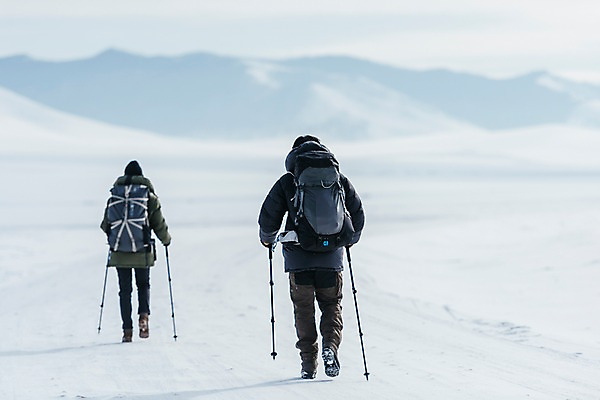 포토 JPG 주간 전신 커플 응시 여자 남자 아시아 여행 겨울 아웃도어 들기 20대 성인 야외 두명 뒷모습 여행객 걷기 설원 트래킹 장비 한국인 눈 몽골 성인만 국내포토 자연요소 시선 계절 나라 뷰포인트 관계 모션 레저 날씨 눈_날씨 사람 동양인 청년 파일형식