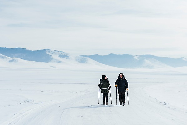 포토 JPG 주간 전신 커플 응시 여자 남자 아시아 여행 겨울 아웃도어 들기 20대 성인 야외 두명 앞모습 여행객 걷기 설원 트래킹 장비 한국인 눈 몽골 성인만 국내포토 자연요소 시선 계절 나라 뷰포인트 관계 모션 레저 날씨 눈_날씨 사람 동양인 청년 파일형식