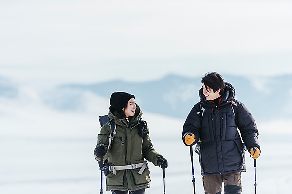 포토 JPG 주간 커플 응시 여자 남자 아시아 여행 겨울 아웃도어 대화 웃음 들기 상반신 20대 성인 야외 두명 앞모습 여행객 걷기 설원 트래킹 장비 한국인 눈 몽골 성인만 국내포토 자연요소 시선 계절 나라 뷰포인트 관계 모션 레저 날씨 눈_날씨 표정 말하기 사람 동양인 청년 파일형식