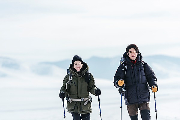 포토 JPG 주간 커플 응시 여자 남자 아시아 여행 겨울 아웃도어 웃음 들기 상반신 20대 성인 야외 두명 앞모습 여행객 걷기 설원 트래킹 장비 한국인 눈 몽골 성인만 국내포토 자연요소 시선 계절 나라 뷰포인트 관계 모션 레저 날씨 눈_날씨 표정 사람 동양인 청년 파일형식