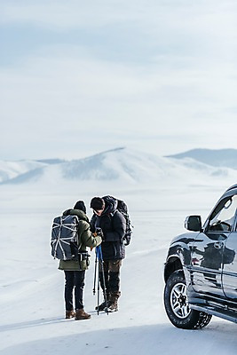 포토 JPG 주간 전신 커플 응시 여자 남자 아시아 여행 겨울 자동차 아웃도어 서기 들기 20대 성인 야외 두명 옆모습 여행객 설원 트래킹 장비 한국인 눈 몽골 성인만 국내포토 자연요소 시선 계절 나라 육상교통 뷰포인트 관계 모션 레저 날씨 눈_날씨 사람 동양인 청년 파일형식