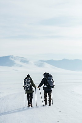 포토 JPG 주간 전신 커플 응시 여자 남자 아시아 여행 겨울 아웃도어 들기 20대 성인 야외 두명 뒷모습 여행객 걷기 설원 트래킹 장비 한국인 눈 몽골 성인만 국내포토 자연요소 시선 계절 나라 뷰포인트 관계 모션 레저 날씨 눈_날씨 사람 동양인 청년 파일형식