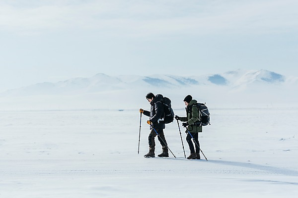 포토 JPG 주간 전신 커플 응시 여자 남자 아시아 여행 겨울 아웃도어 들기 20대 성인 야외 두명 옆모습 여행객 걷기 설원 트래킹 장비 한국인 눈 몽골 성인만 국내포토 자연요소 시선 계절 나라 뷰포인트 관계 모션 레저 날씨 눈_날씨 사람 동양인 청년 파일형식