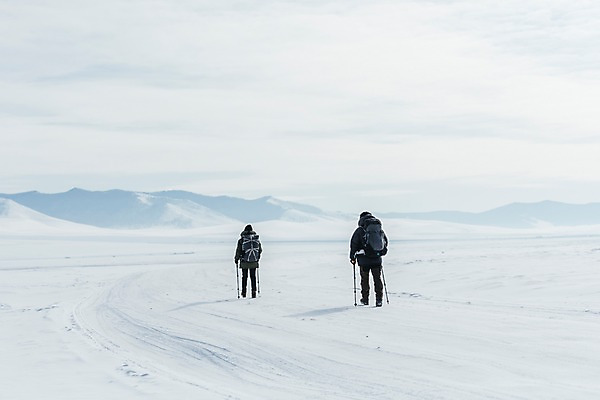 포토 JPG 주간 전신 커플 응시 여자 남자 아시아 여행 겨울 아웃도어 들기 20대 성인 야외 두명 뒷모습 여행객 걷기 설원 트래킹 장비 한국인 눈 몽골 성인만 국내포토 자연요소 시선 계절 나라 뷰포인트 관계 모션 레저 날씨 눈_날씨 사람 동양인 청년 파일형식