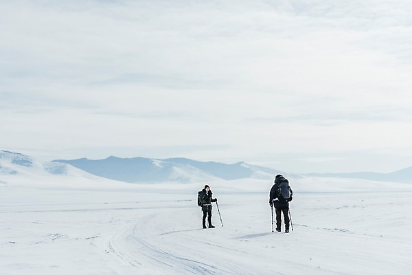 포토 JPG 주간 전신 커플 응시 여자 남자 아시아 여행 겨울 아웃도어 들기 20대 성인 야외 두명 앞모습 뒷모습 여행객 걷기 설원 트래킹 장비 한국인 눈 몽골 성인만 국내포토 자연요소 시선 계절 나라 뷰포인트 관계 모션 레저 날씨 눈_날씨 사람 동양인 청년 파일형식