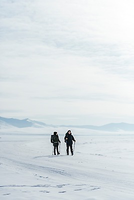 포토 JPG 주간 전신 커플 응시 여자 남자 아시아 여행 겨울 아웃도어 들기 20대 성인 야외 두명 앞모습 여행객 걷기 설원 트래킹 장비 한국인 눈 몽골 성인만 국내포토 자연요소 시선 계절 나라 뷰포인트 관계 모션 레저 날씨 눈_날씨 사람 동양인 청년 파일형식
