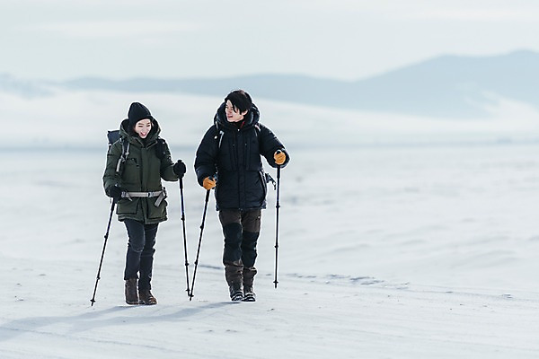 포토 JPG 주간 전신 커플 응시 여자 남자 아시아 여행 겨울 아웃도어 들기 20대 성인 야외 두명 앞모습 여행객 걷기 설원 트래킹 장비 한국인 눈 몽골 성인만 국내포토 자연요소 시선 계절 나라 뷰포인트 관계 모션 레저 날씨 눈_날씨 사람 동양인 청년 파일형식