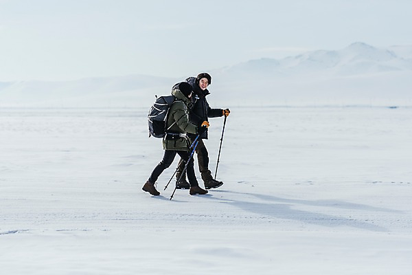 포토 JPG 주간 전신 커플 응시 여자 남자 아시아 여행 겨울 아웃도어 들기 20대 성인 야외 두명 옆모습 여행객 걷기 설원 트래킹 장비 한국인 눈 몽골 성인만 국내포토 자연요소 시선 계절 나라 뷰포인트 관계 모션 레저 날씨 눈_날씨 사람 동양인 청년 파일형식