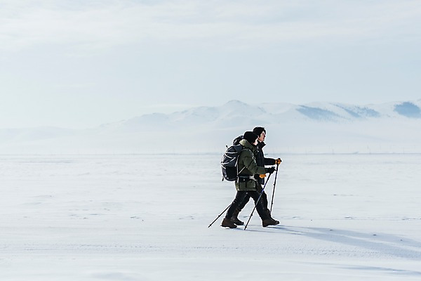 포토 JPG 주간 전신 커플 응시 여자 남자 아시아 여행 겨울 아웃도어 들기 20대 성인 야외 두명 옆모습 여행객 걷기 설원 트래킹 장비 한국인 눈 몽골 성인만 국내포토 자연요소 시선 계절 나라 뷰포인트 관계 모션 레저 날씨 눈_날씨 사람 동양인 청년 파일형식