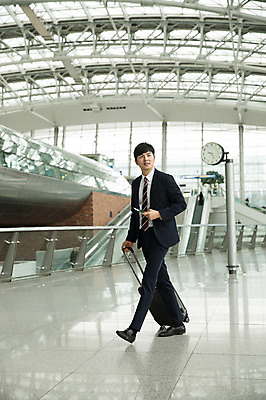 포토 JPG 전신 응시 남자 비즈니스 실내 한명 성인 옆모습 30대 걷기 캐리어 한국인 비즈니스맨 공항 출장 시계탑 여권 멀리보기 인천국제공항 성인남자한명만 국내포토 1 시선 뷰포인트 교통시설 모션 사람 동양인 내부 장년 탑 여행가방 직장인 인천 남자한명만 성인남자만 파일형식