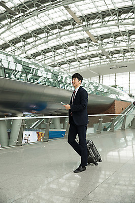 포토 JPG 전신 남자 비즈니스 실내 한명 미소 성인 옆모습 30대 걷기 캐리어 한국인 비즈니스맨 공항 출장 인천국제공항 성인남자한명만 국내포토 1 뷰포인트 교통시설 모션 표정 사람 동양인 내부 장년 여행가방 직장인 인천 남자한명만 성인남자만 파일형식