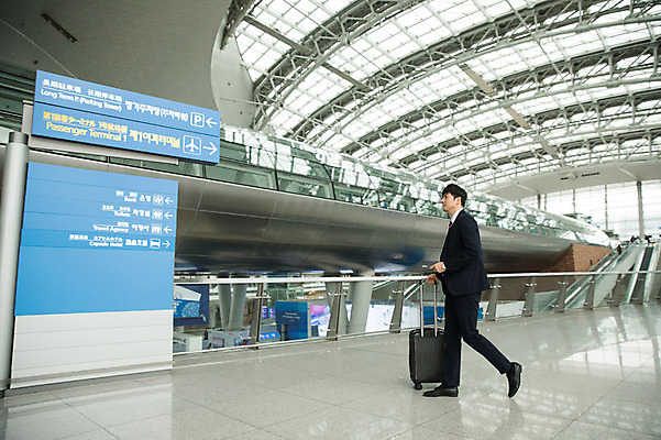 포토 JPG 전신 남자 비즈니스 실내 한명 성인 옆모습 30대 걷기 캐리어 한국인 표지판 비즈니스맨 공항 출장 여권 인천국제공항 성인남자한명만 국내포토 1 뷰포인트 교통시설 모션 알림판 사람 동양인 내부 장년 여행가방 직장인 인천 남자한명만 성인남자만 파일형식