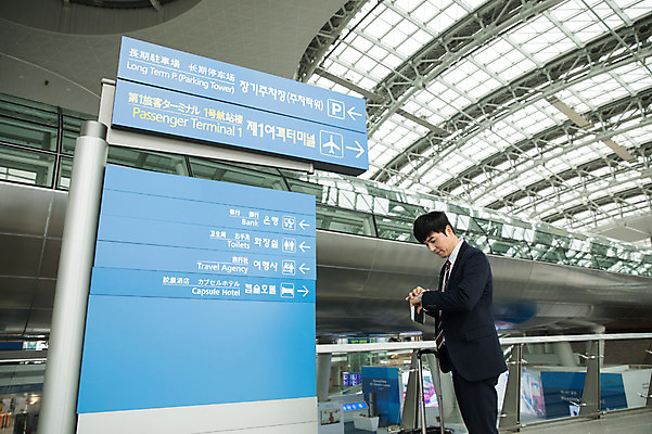 포토 JPG 남자 비즈니스 실내 한명 서기 상반신 성인 옆모습 30대 캐리어 한국인 시간 비즈니스맨 공항 확인 출장 시계보기 인천국제공항 성인남자한명만 내려보기 국내포토 1 뷰포인트 교통시설 모션 사람 동양인 내부 장년 여행가방 직장인 인천 남자한명만 성인남자만 파일형식
