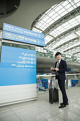 포토 JPG 전신 응시 남자 비즈니스 실내 한명 서기 성인 옆모습 30대 캐리어 한국인 표지판 비즈니스맨 공항 출장 여권 인천국제공항 성인남자한명만 국내포토 1 시선 뷰포인트 교통시설 모션 알림판 사람 동양인 내부 장년 여행가방 직장인 인천 남자한명만 성인남자만 파일형식