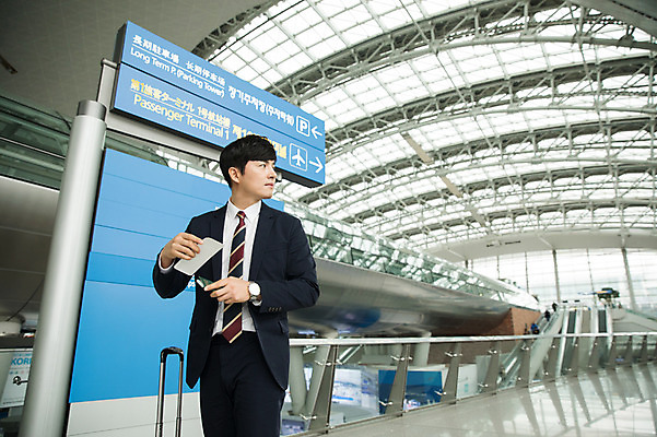 포토 JPG 남자 비즈니스 실내 한명 서기 상반신 성인 앞모습 30대 캐리어 한국인 표지판 비즈니스맨 뒤돌아보기 공항 항공권 출장 여권 인천국제공항 성인남자한명만 국내포토 1 뷰포인트 교통시설 모션 알림판 사람 동양인 내부 장년 여행가방 직장인 티켓 인천 남자한명만 성인남자만 파일형식
