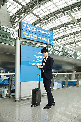 포토 JPG 전신 응시 남자 비즈니스 실내 한명 서기 성인 옆모습 30대 캐리어 한국인 표지판 비즈니스맨 공항 출장 여권 인천국제공항 성인남자한명만 내려보기 국내포토 1 시선 뷰포인트 교통시설 모션 알림판 사람 동양인 내부 장년 여행가방 직장인 인천 남자한명만 성인남자만 파일형식