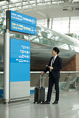 포토 JPG 전신 응시 남자 비즈니스 실내 한명 서기 성인 옆모습 30대 캐리어 한국인 표지판 비즈니스맨 공항 항공권 출장 여권 인천국제공항 성인남자한명만 국내포토 1 시선 뷰포인트 교통시설 모션 알림판 사람 동양인 내부 장년 여행가방 직장인 티켓 인천 남자한명만 성인남자만 파일형식